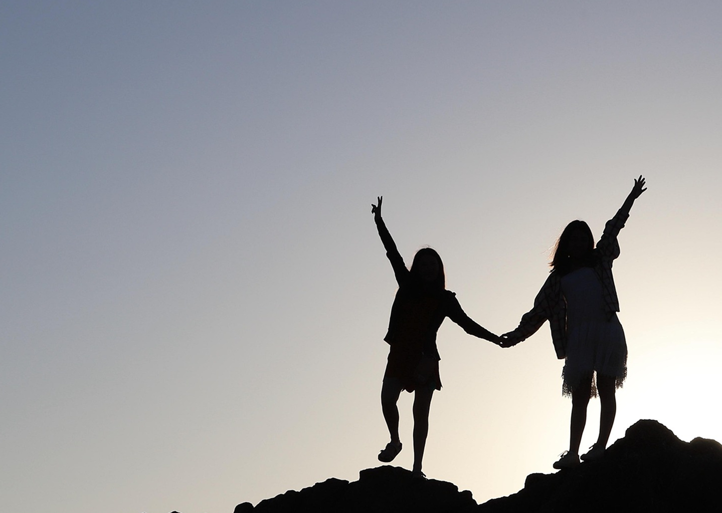 Sylwetki na tle nieba